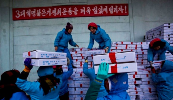 북한 라선 경제특구 수산물 공장의 근로자들이 중국행 트럭에 해산물 상자를 싣고 있다.[자료사진=VOA]