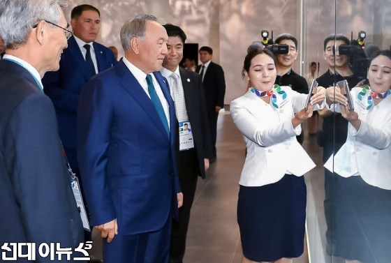 현지시간 25일 저녁 누르술탄 나자르바예프 카자흐스탄 대통령(왼쪽에서 두 번째)이 엑스포 한국관을 찾아 우리나라의 스마트에너지 솔루션을 체험했다.[사진=코트라 제공]