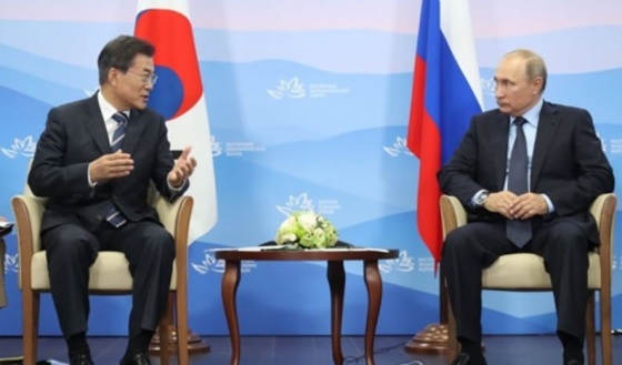 문재인 대통령이 6일(현지시각) 러시아 블라디보스토크 극동연방대에서 블라디미르 푸틴 러시아 대통령과 정상회담을 하고 있다.