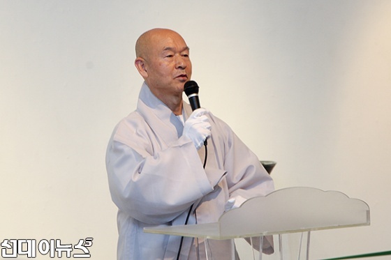 7일 오후 서울 인사동 아라아트센터에서 열린 ‘성파 옻칠도자전’ 개막식에서 통도사 주지 영배 스님이 축사를 하고 있다.