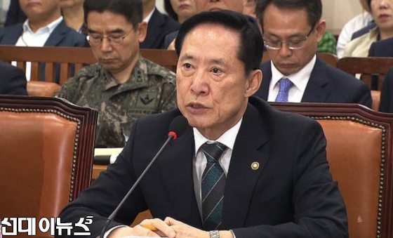 송영무 국방부장관이 19일 국회 법제사법위원회에 출석해 답변을 하고 있다.
