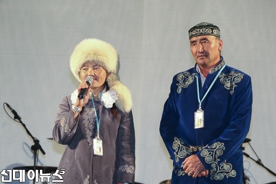 제2회 울주세계산악영화제 개막식에서 개막작 ‘독수리 공주’ 주인공, 몽골 유목민 소녀 아이숄판이 함께 출연한 아버지와 인사하고 있다.