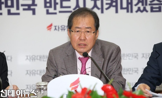 자유한국당 홍준표 대표가 22일 여의도 당사에서 열린 최고위원회의에 참석해 모두발언을 하고 있다.