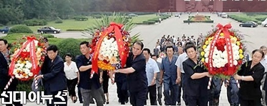 북한 추석 : 평양시민들의 애국지사묘역 성묘 