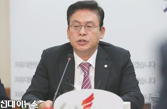 자유한국당 정우택 원내대표가 12일 국회에서 열린 국감대책회의에 참석해 발언을 하고 있다.
