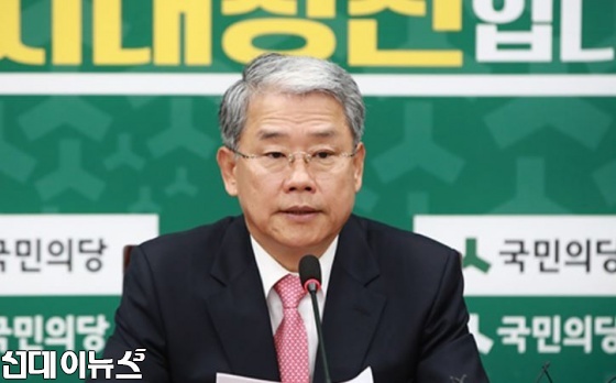 국민의당 김동철 원내대표가 12일 국회에서 열린 원내정책회의에 참석해 발언을 하고 있다.