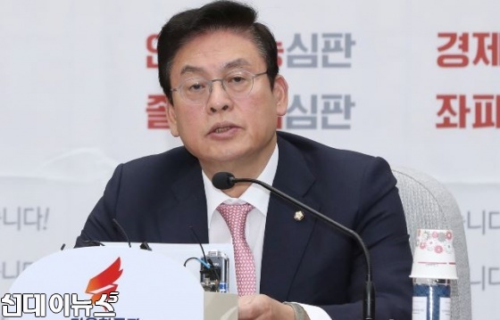 자유한국당 정우택 원내대표가 13일 국회에서 열린 국감대책회의에 참석해 발언을 하고 있다.
