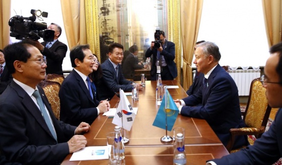 정세균 국회의장이 15일 오후 러시아에서 열린 국제의회연맹 총회에 참석 후 누를란 니그마툴린 카자흐스탄 하원의장과 면담을 하고 있다.