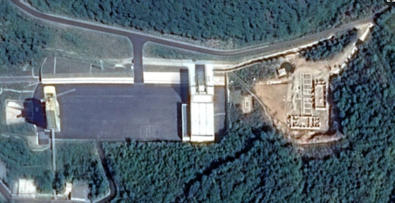 동창리 미사일 발사장을 찍은 10월2일자 위성사진. 오른편 공터에 건물들이 들어서고 있다.[사진=VOA]