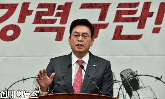 자유한국당 정우택 원내대표가 27일 국회에서 열린 비상 의원총회에서 발언을 하고 있다.