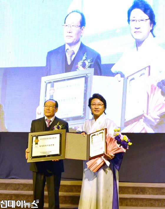 한한국 세계평화작가(오른쪽)가 아시아파워브랜드대상 조직위원으로부터 사회공헌브랜드부문 대상(세계평화사랑연맹, 세계평화작가)을 수상하고 기념촬영을 하고 있다.