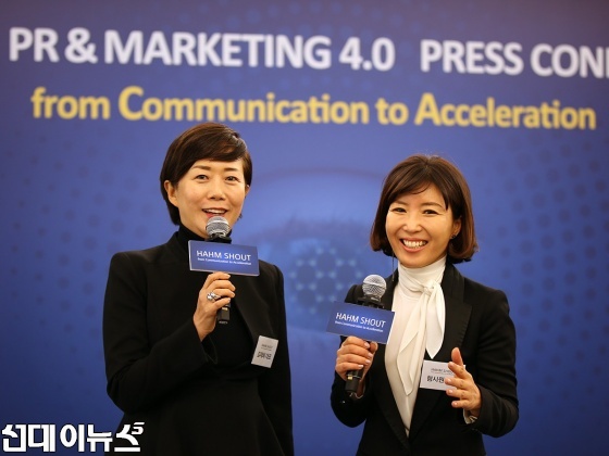 함샤우트 공동 대표 김재희(왼쪽), 함시원(오른쪽)이 스타트업 육성사업을 소개하고 있다  제공-함샤우트 