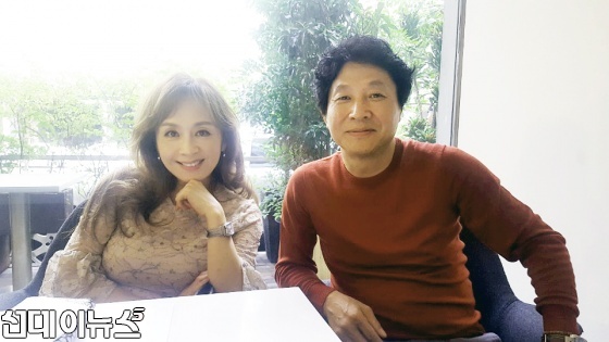 뮤지컬 배우 박해미(좌측)와 (주)스마일랩 김한열 회장