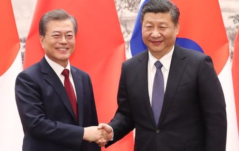 문재인 대통령과 시진핑 중국 국가주석이 14일 오후 베이징 인민대회당 서대청에서 열린 MOU 서명식을 마치고 악수를 나누고 있다.