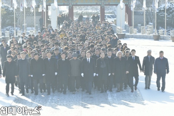 이용섭 전 일자리위원회 부위원장은 국립 5·18 민주묘지를 방문해 오월 영령들께 참배했다.